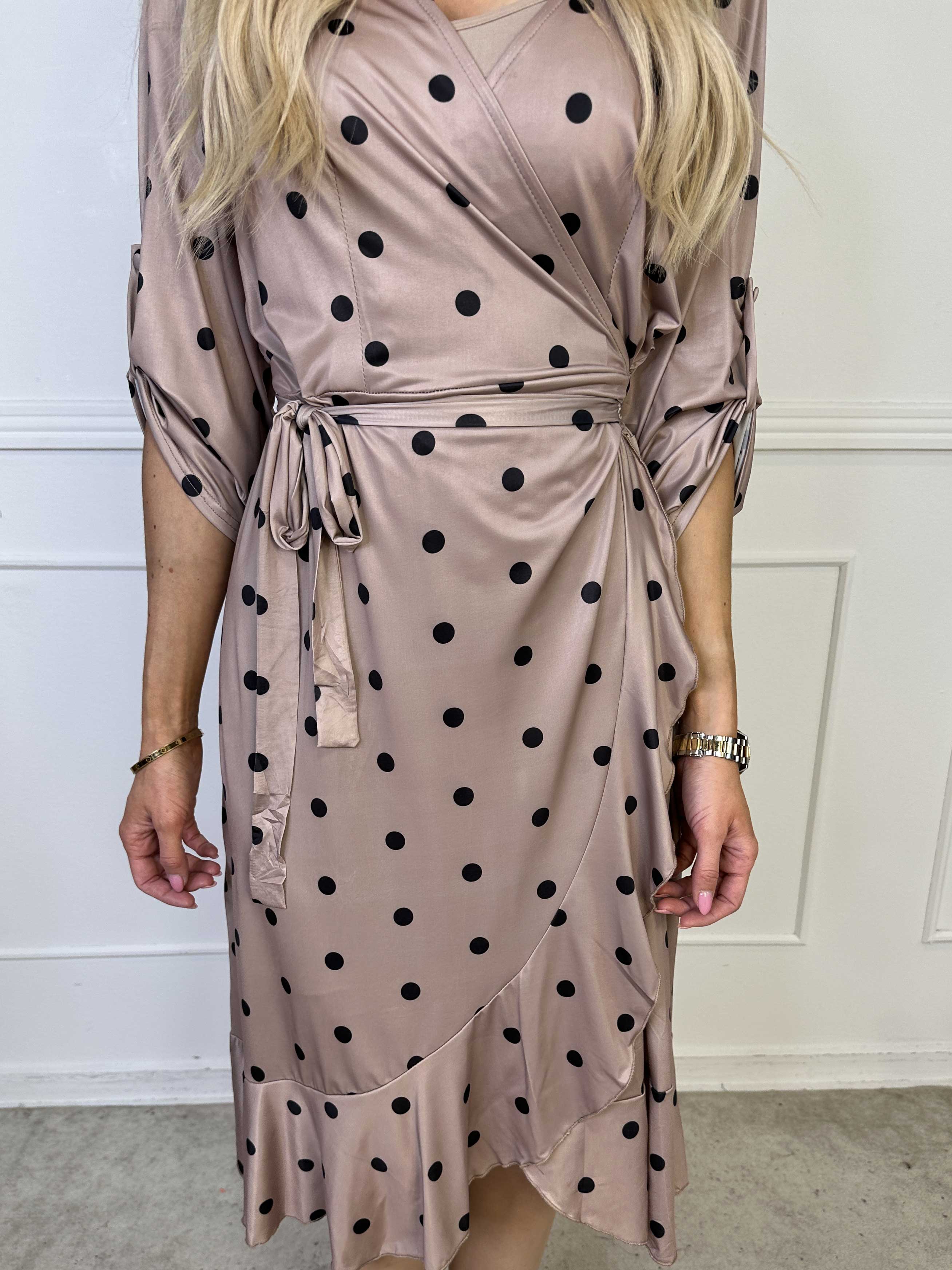 Savina Dot - Elastisk kjole i slå-om-look med prikker og flæsekant